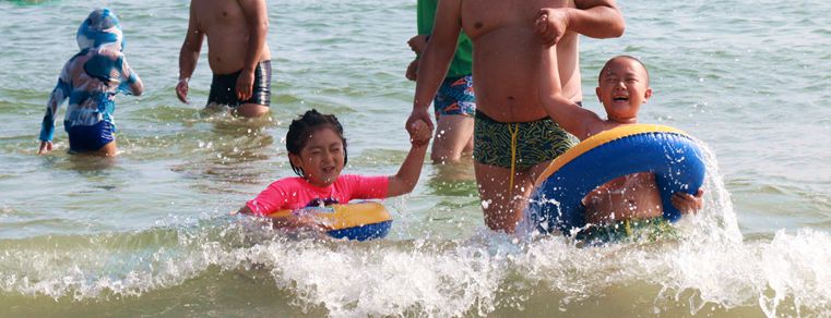 大连海岛沙滩浴场成为孩子们的主场,人气爆棚